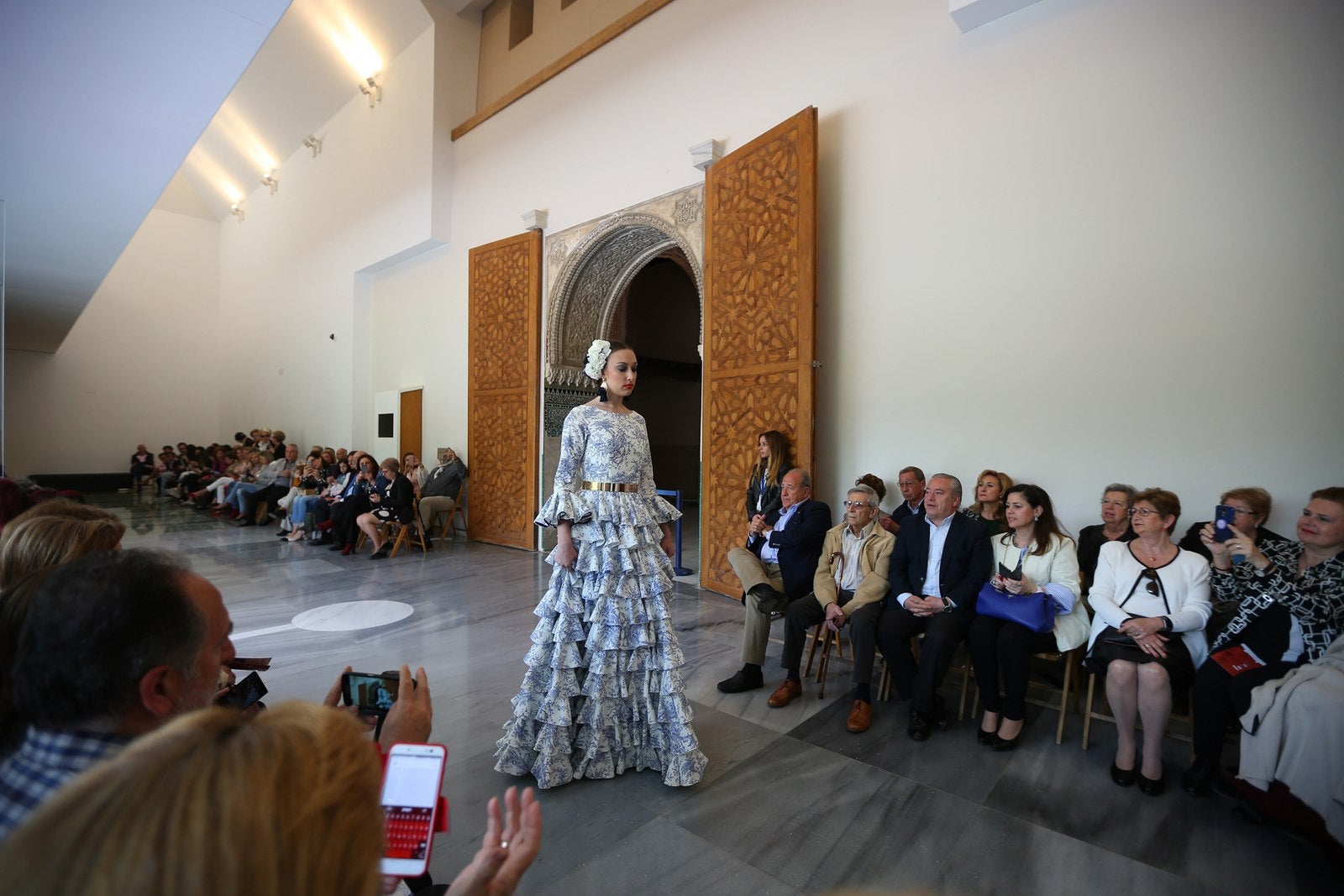 La Asociación de Vecinos organiza la pasarela 'Flamenco y Fado' de la diseñadora Victoria Casas, con inspiración en el país luso