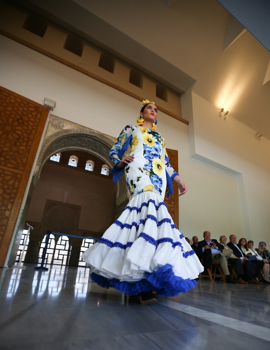 La Asociación de Vecinos organiza la pasarela 'Flamenco y Fado' de la diseñadora Victoria Casas, con inspiración en el país luso