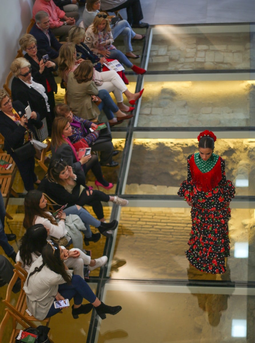 La Asociación de Vecinos organiza la pasarela 'Flamenco y Fado' de la diseñadora Victoria Casas, con inspiración en el país luso