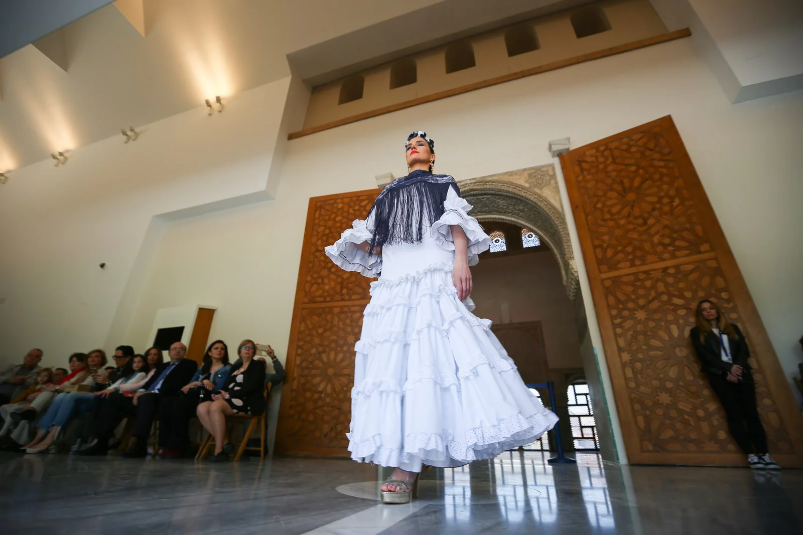 La Asociación de Vecinos organiza la pasarela 'Flamenco y Fado' de la diseñadora Victoria Casas, con inspiración en el país luso