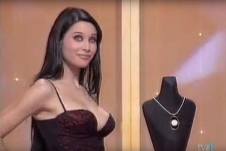 Fue azafata de 'Lo que necesitas es amor' (Antena 3) en su última etapa con Pedro Rollán, y después se pasó a TVE, presentando los lotes de 'El precio justo'