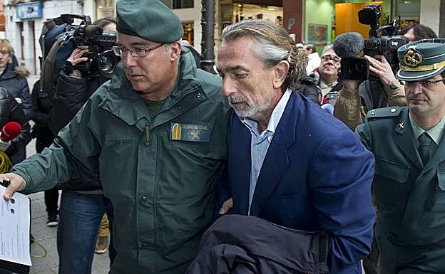 Francisco Correa, presunto cabecilla de la trama Gürtel, escoltado por la Guardia Civil. 