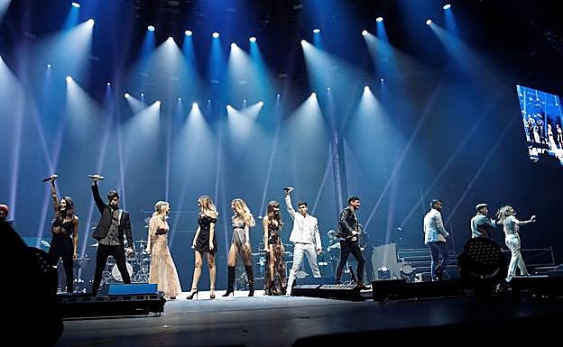 Los chicos y chicas de Operación Triunfo 2017 durante uno de los conciertos de su gira. 