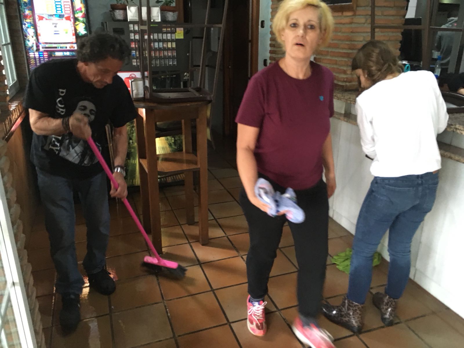 El cuerpo de Bomberos y el servicio de emergencia reciben decenas de llamadas por inundaciones de locales, garajes, bajos y sótanos. También ha provocado la interrupción del servicio del Metro en las paradas de Fernando de Los Ríos y Armilla