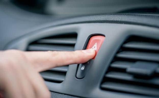 Remisión Acrobacia Perseguir La Policía advierte sobre los 3 usos reales del botón de las luces de  emergencias del coche | Ideal