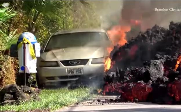El impactante vídeo de la lava del volcán Kilauea 'tragándose' un coche en minutos