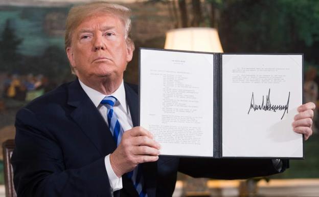Documento firmado por Trump con las sanciones para Irán. 