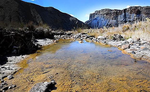 El agua surge desde el acuífero subtrerráneo y fluye por las ramblas, habitualmente secas, del desierto