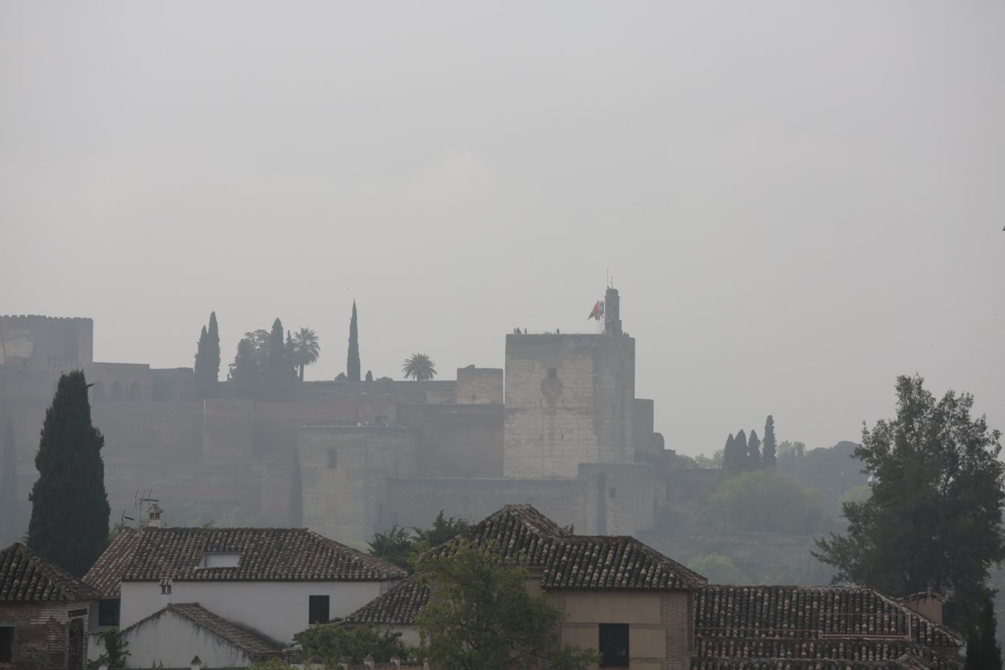 Tras las tormentas de los últimos días, es ahora la niebla la que ocupa el cielo sobre la capital