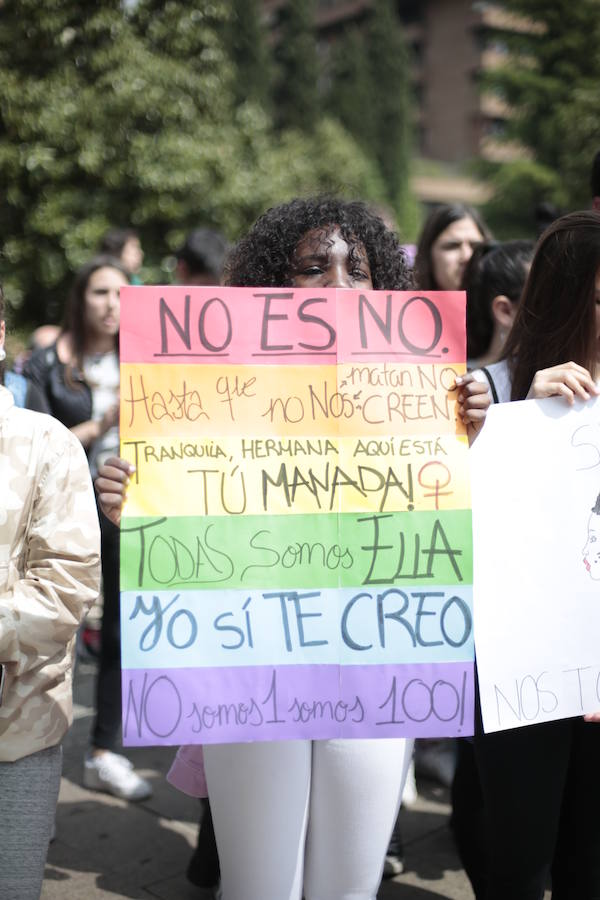 Unas 400 personas se han concentrado en la plaza del Trinfo en Granada y un centenar frente a los juzgados de Motril 