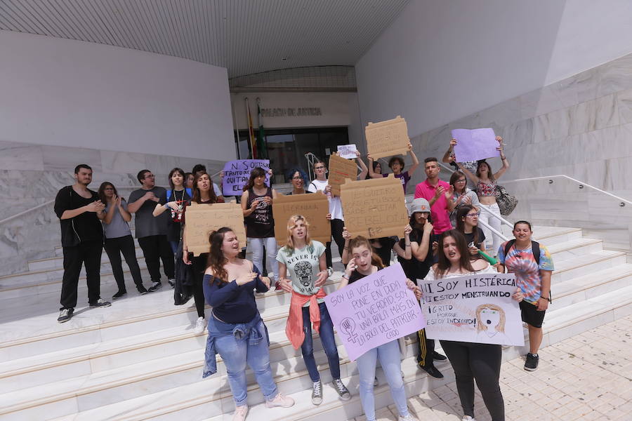 Unas 400 personas se han concentrado en la plaza del Trinfo en Granada y un centenar frente a los juzgados de Motril 