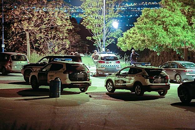 Efectivos de la Guardia Civil y la Policía Local, en las instalaciones del Campo de Tiro de Las Gabias, anoche.