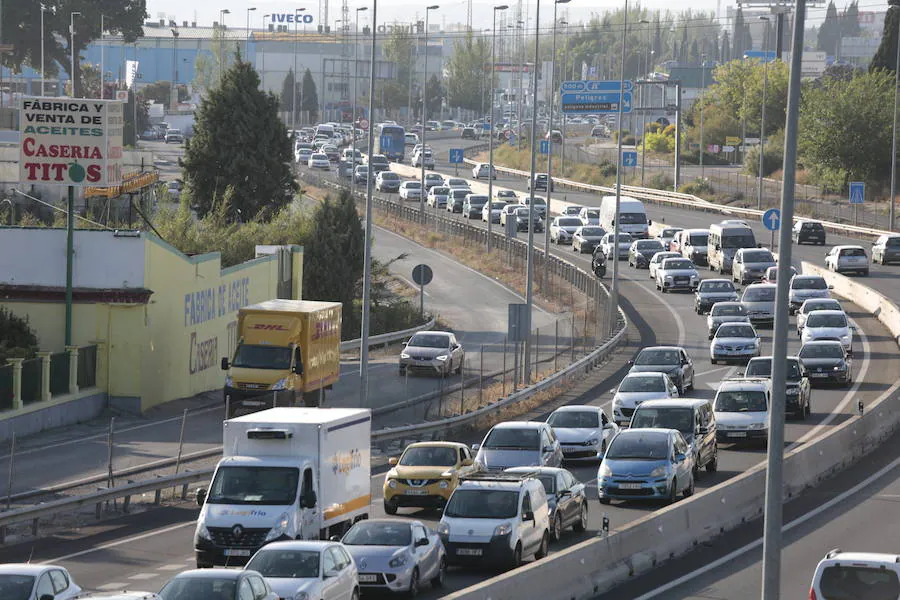 La A-44 ha estado colapsada de tráfico en sentido Motril toda la tarde, por un accidente entre tres vehículos