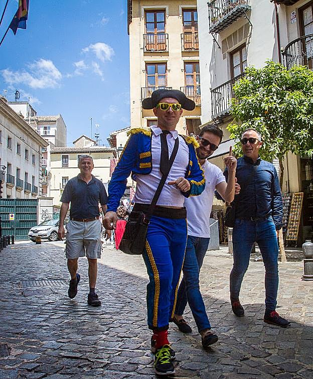 Torero en calle Elvira. El entorno de Plaza Nueva es uno de los puntos de encuentro de las despedidas.