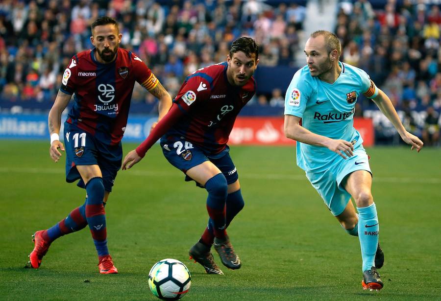 El Barça perdió la imbatibilidad en el Ciutat de Valencia a pesar del hat-trick de Coutinho y el penalti transformado por Suárez. Con esta victoria, el Levante acumula cinco consecutivas en casa