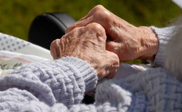 Auxilian a los ancianas en sus hogares de Granada tras llevar varios días sin dar señales de vida