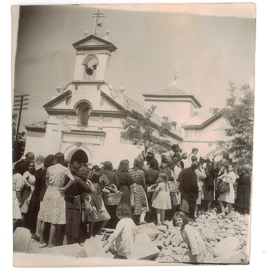 Ambiente alrededor de la ermita en aquella primera procesión de 1944 