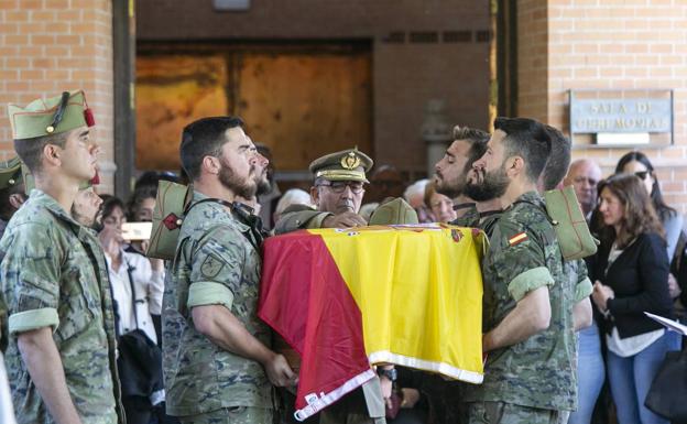 Dolor en el entierro del legionario granadino fallecido en Alicante.