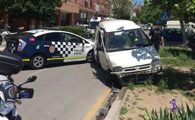 Dos policías locales de Granada, heridos tras empotrarse un coche contra ellos en una persecución