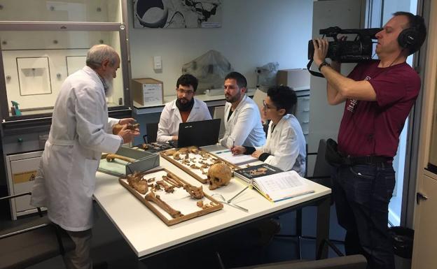 El periodista de Reuters Jim Drury, durante la reciente grabación de un reportaje con el catedrático de Antropología Física de la UGR Miguel Botella y su equipo de investigación, en la Facultad de Medicina.