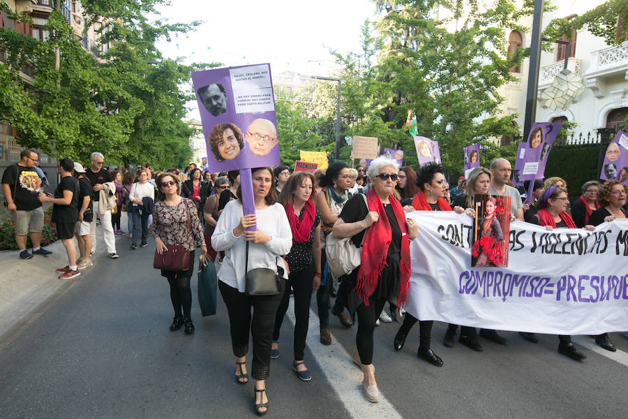 «No olvidamos ni perdonamos» o «No estamos solas, faltan las asesinadas», son algunos de los lemas que se han podido ver en la concentración a la que también han asistido los padres de la joven fallecida a manos de su pareja