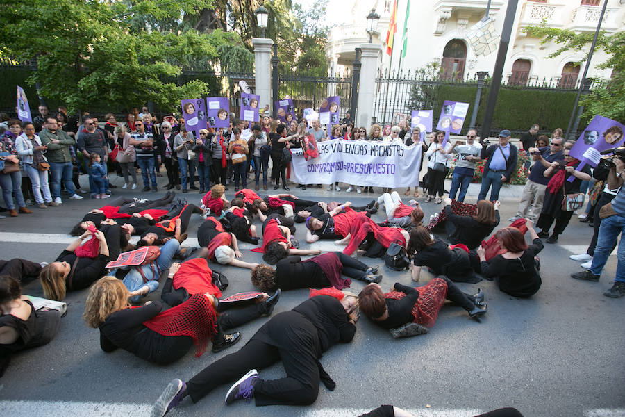 «No olvidamos ni perdonamos» o «No estamos solas, faltan las asesinadas», son algunos de los lemas que se han podido ver en la concentración a la que también han asistido los padres de la joven fallecida a manos de su pareja