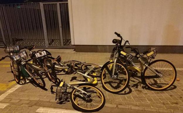 El responsable de una empresa de bicis amarillas retiene a tres niños por sabotearlas