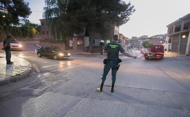 Guardia Civil en Iznalloz tras el crimen.