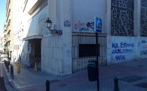 Las fachadas de la cripta de Fray leopoldo están llenas de pintadas. Los pintores adecentan la calle Divina Pastora mientras que Ancha de Capuchinos sigue con ellas.