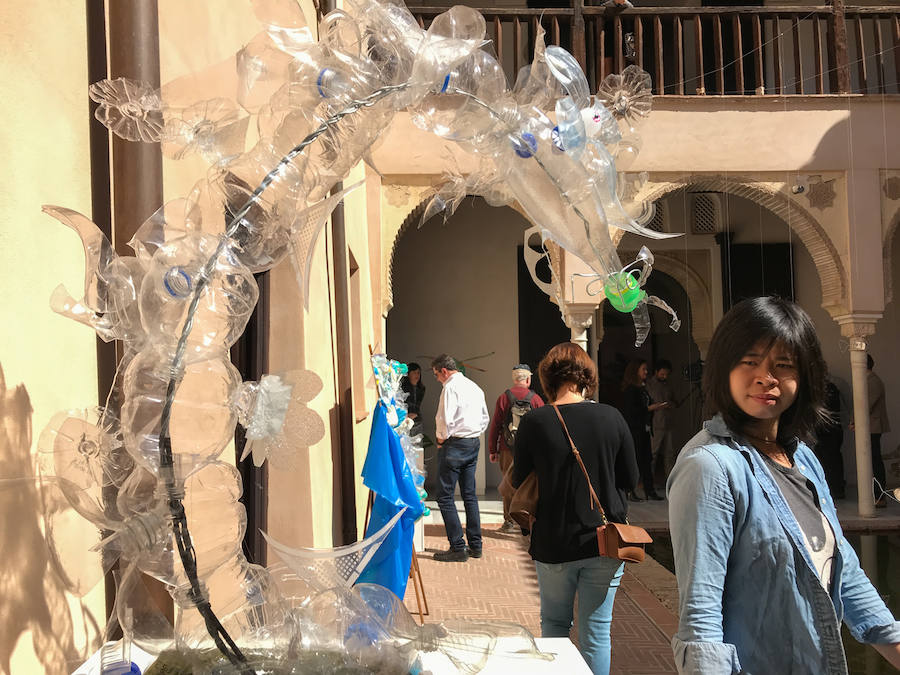 Una exposición muestra piezas de diferentes artistas con materiales reciclados