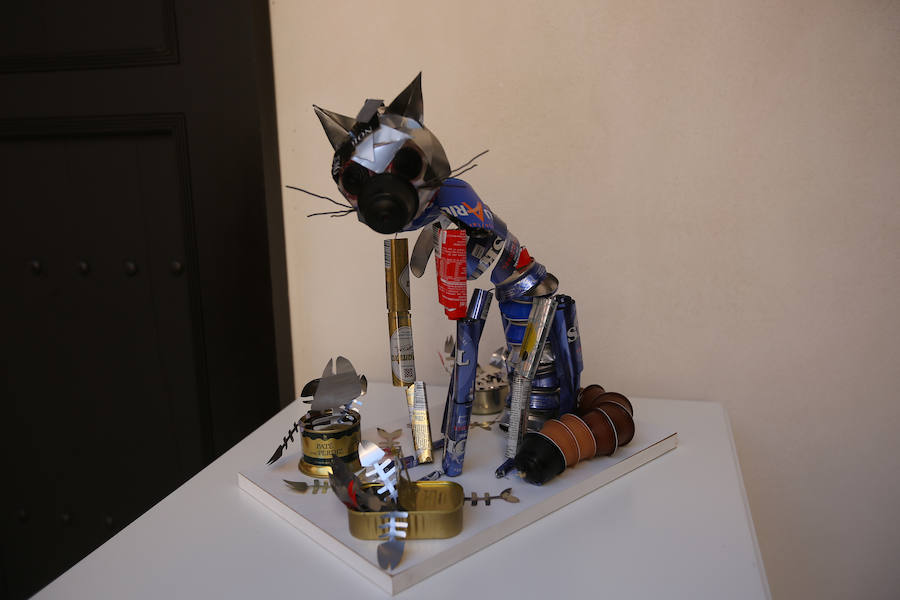 Una exposición muestra piezas de diferentes artistas con materiales reciclados