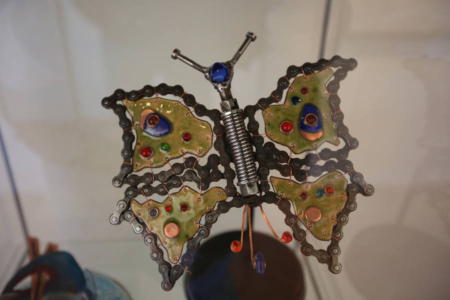 Una exposición muestra piezas de diferentes artistas con materiales reciclados