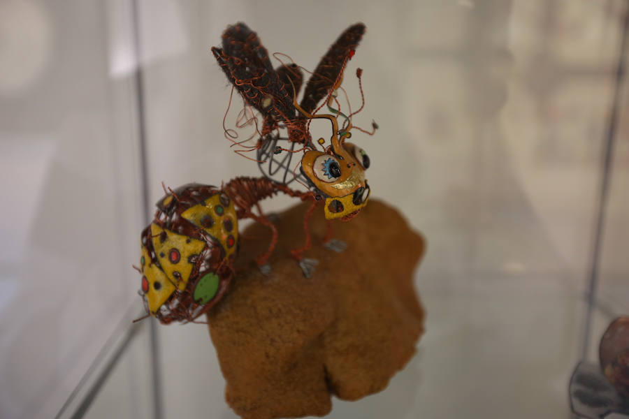 Una exposición muestra piezas de diferentes artistas con materiales reciclados