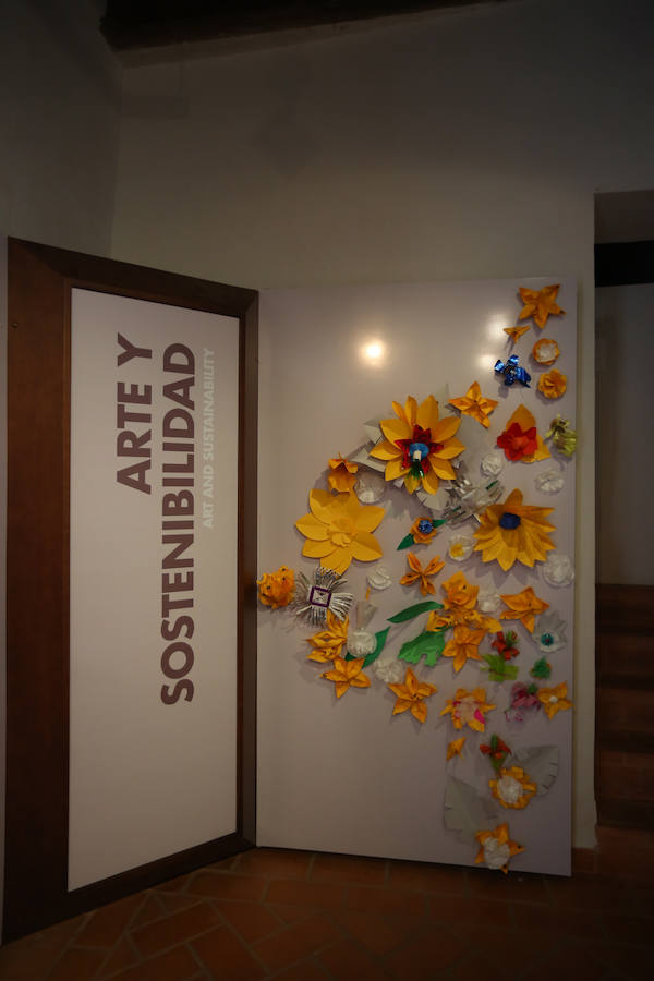 Una exposición muestra piezas de diferentes artistas con materiales reciclados