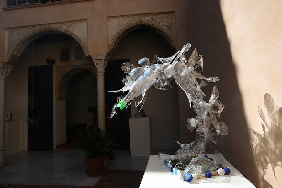 Una exposición muestra piezas de diferentes artistas con materiales reciclados