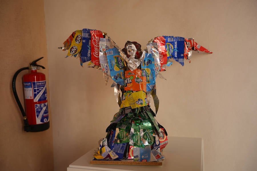 Una exposición muestra piezas de diferentes artistas con materiales reciclados
