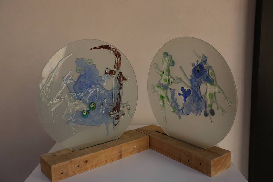 Una exposición muestra piezas de diferentes artistas con materiales reciclados