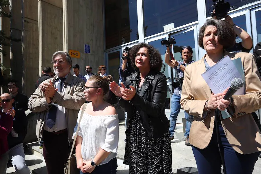 5 minutos de silencio en la entrada principal de la facultad de Filosofía y Letras, por la muerte de Mar