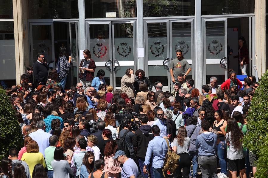 5 minutos de silencio en la entrada principal de la facultad de Filosofía y Letras, por la muerte de Mar