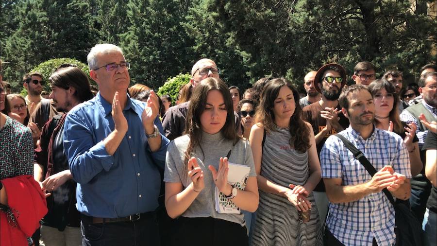 5 minutos de silencio en la entrada principal de la facultad de Filosofía y Letras, por la muerte de Mar