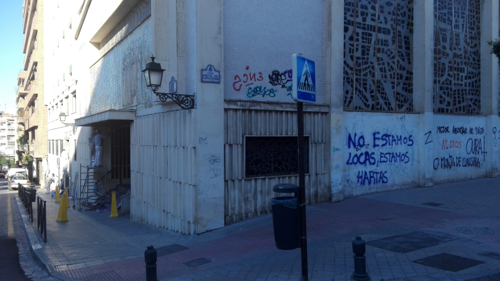 «Combate al maachote», «Mi cuerpo no se toca», son las frases que se pueden leer en las paredes de la cripta de Fray Leopoldo en las calles Divina Pastora esquina con Ancha de Capuchinos. Los pintores están adecentanda la fachada principal pero la otra pared está en un estado lamentable