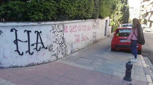 «Combate al maachote», «Mi cuerpo no se toca», son las frases que se pueden leer en las paredes de la cripta de Fray Leopoldo en las calles Divina Pastora esquina con Ancha de Capuchinos. Los pintores están adecentanda la fachada principal pero la otra pared está en un estado lamentable