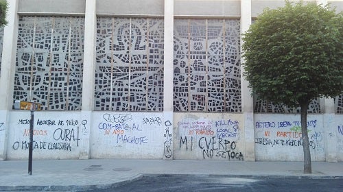 «Combate al maachote», «Mi cuerpo no se toca», son las frases que se pueden leer en las paredes de la cripta de Fray Leopoldo en las calles Divina Pastora esquina con Ancha de Capuchinos. Los pintores están adecentanda la fachada principal pero la otra pared está en un estado lamentable