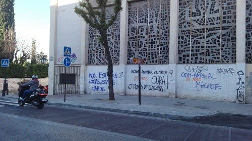 «Combate al maachote», «Mi cuerpo no se toca», son las frases que se pueden leer en las paredes de la cripta de Fray Leopoldo en las calles Divina Pastora esquina con Ancha de Capuchinos. Los pintores están adecentanda la fachada principal pero la otra pared está en un estado lamentable