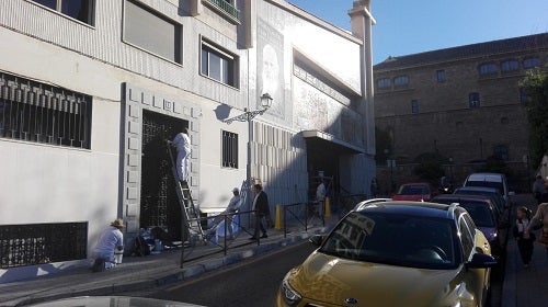 «Combate al maachote», «Mi cuerpo no se toca», son las frases que se pueden leer en las paredes de la cripta de Fray Leopoldo en las calles Divina Pastora esquina con Ancha de Capuchinos. Los pintores están adecentanda la fachada principal pero la otra pared está en un estado lamentable