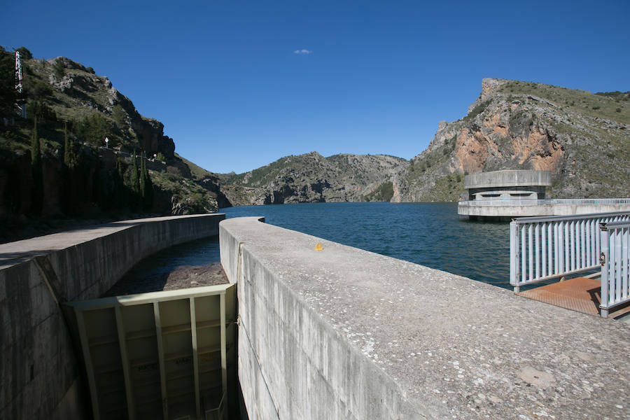 El pantano de Cubillas está al 100 % de su capacidad y el de Canales llegará a esa cifra en unos días. El de Quéntar ronda el 94%. 