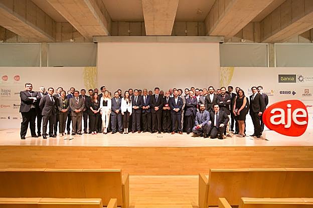 Miembros de la Asociación de Jóvenes Empresarios posan con las autoridades presentes y los premiados anoche.