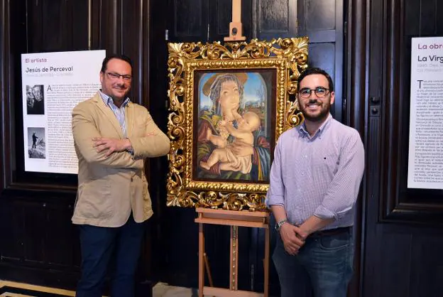 J. M. Martín y Carlos Sánchez flanqueando la obra de Perceval.