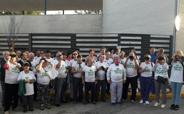 Protesta de la federación vecinal OCO en 2016 reclamando la apertura del centro de Santa Isabel.