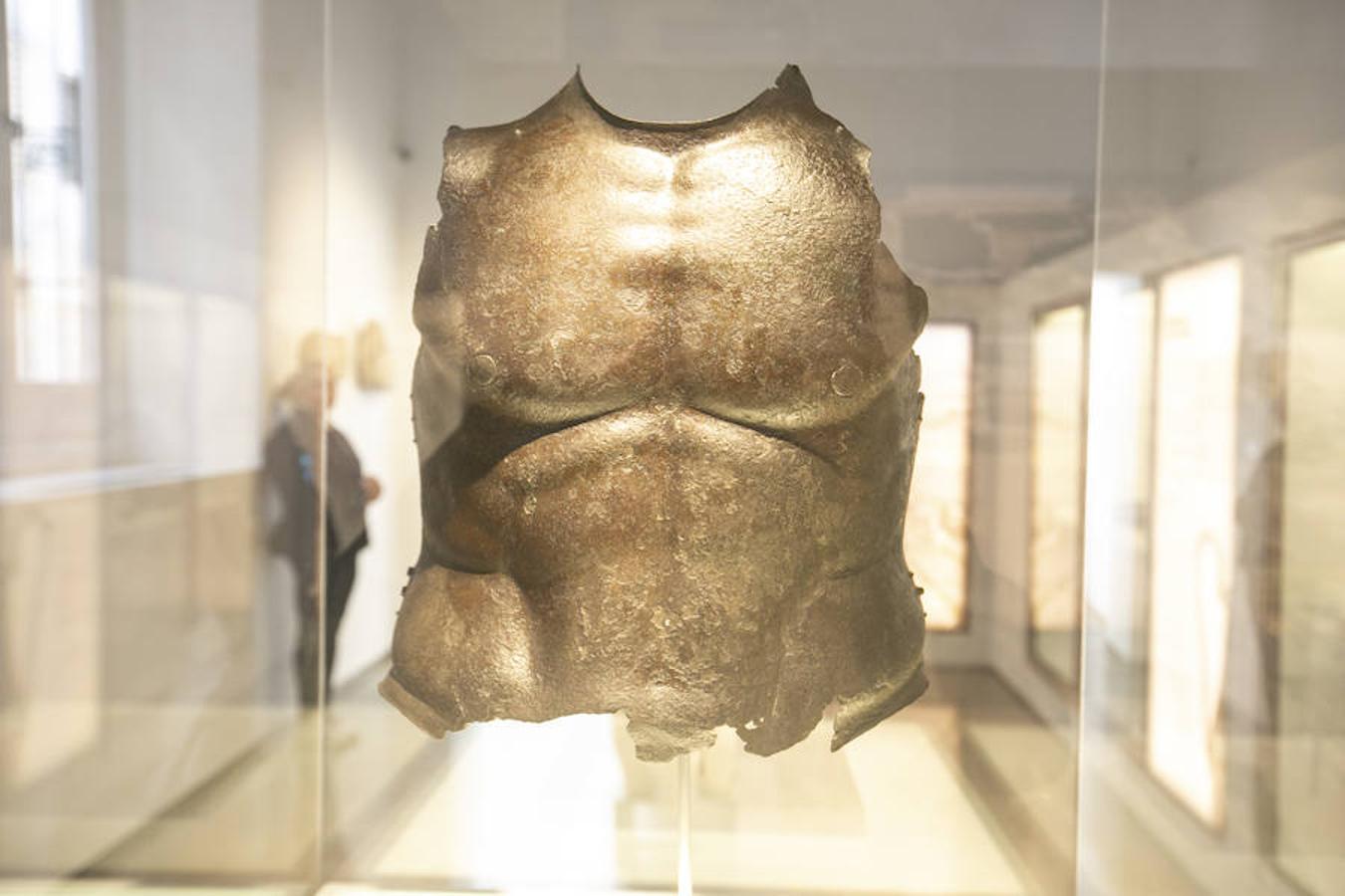 Coraza anatómica hallada en la cueva subterránea del Jarro, en Almuñécar. Bronce, modelado y molde. Altura, 44,5 cm.; anchura, 37 cm. Protohistoria, cultura púnica, siglo IV a.C.